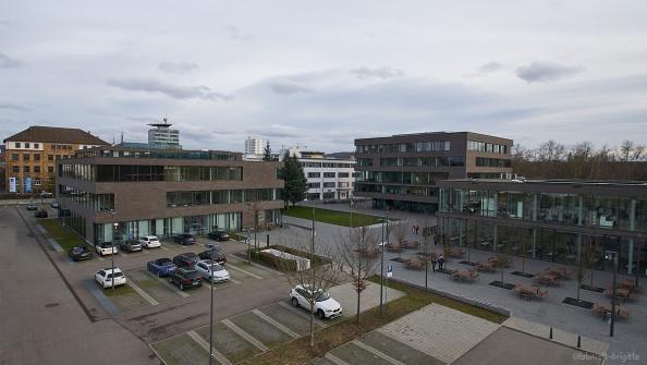 Campusgelände von der Brücke gesehen