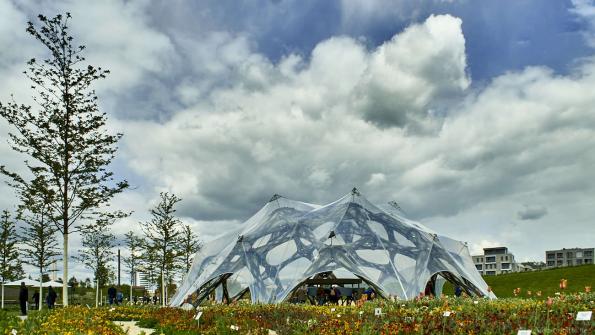 Blick auf Bionischen Faserpavillon von der Landseite