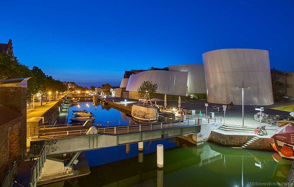 Stralsunder Ozeaneum in der blauen Stunde