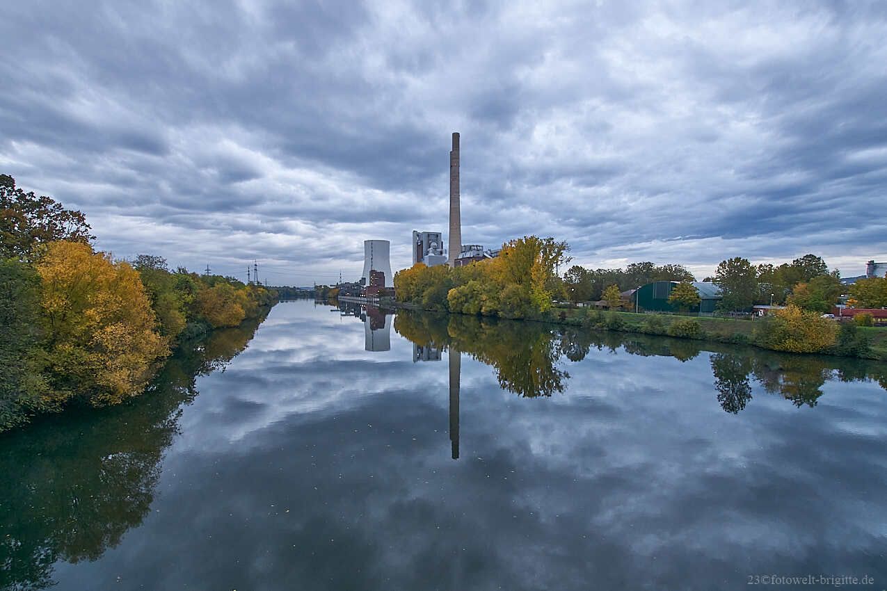 Blick auf den Neckar und zum Kohlekraftwerk in Heilbronn