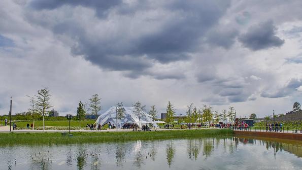 Blick auf Bionischen Faserpavillon und Karlssee