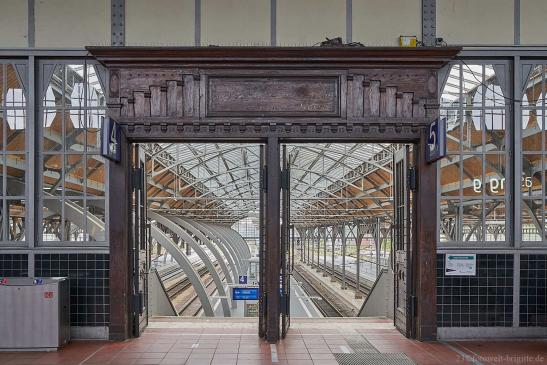 von der Bahnbrücke zu den Gleisen