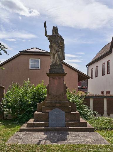 Kriegerdenkmal mit der Siegesgöttin