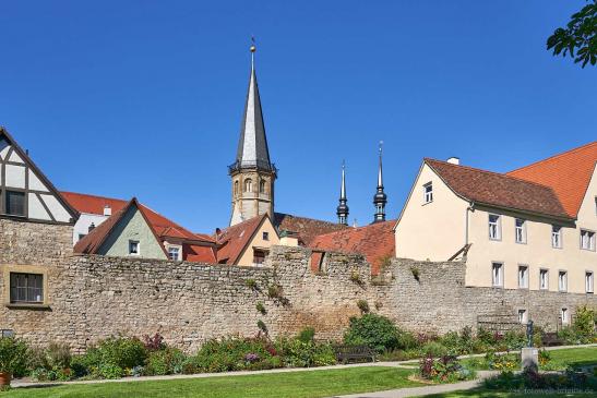 Blick auf Stadtmauer beim Stadtpark