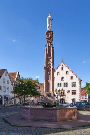 Marienbrunnen am Hans-Heinrich-Ehrler-Platz