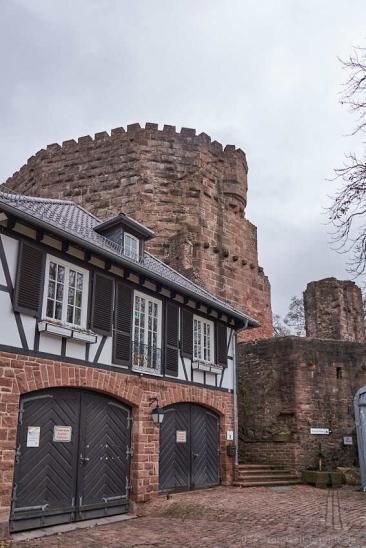 Rathaus mit Burg im Hintergrund