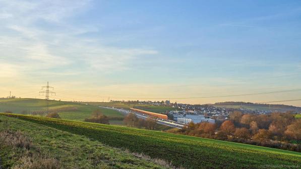 hinter der Autobahn liegt Biberach