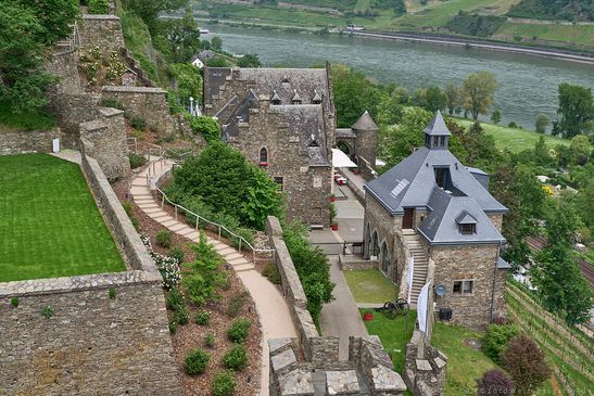 Blick von der Schildmauer und den Wehrtürmen